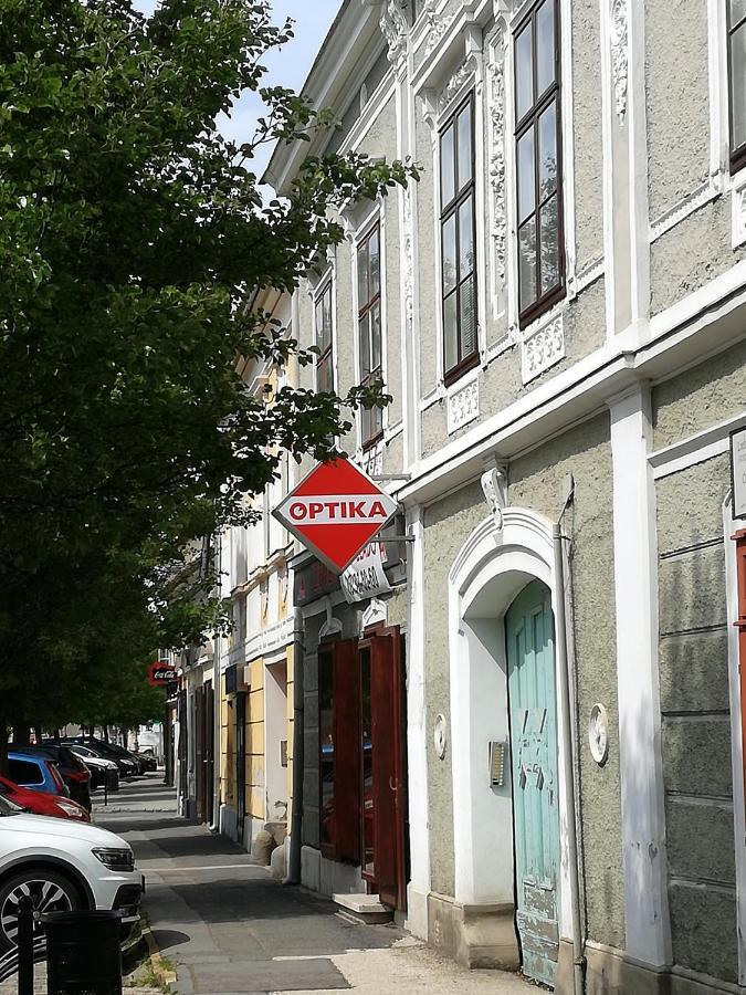 Hanga Apartman, *